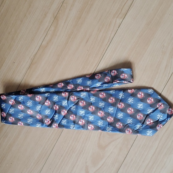 NWT New York Yankees Eagle Wings Silk Tie - Picture 1 of 2